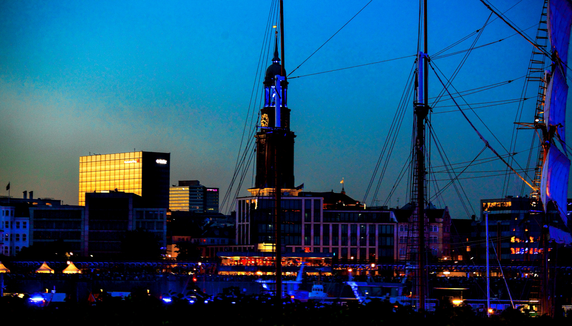 Blue Port Hamburger Hafen vor dem Michel .....