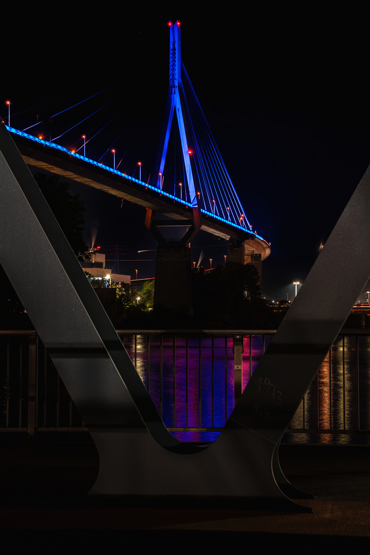 Blue Port - Köhlbrandbrücke in Hamburg