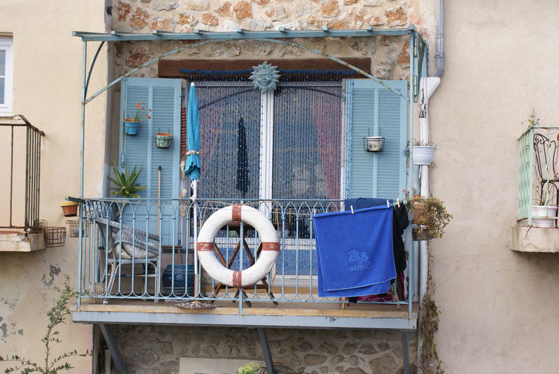 Blue : sur les remparts du vieil Antibes.