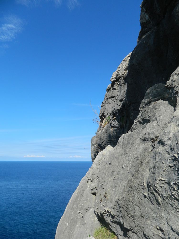 blue water and a cliff von celine.fl 