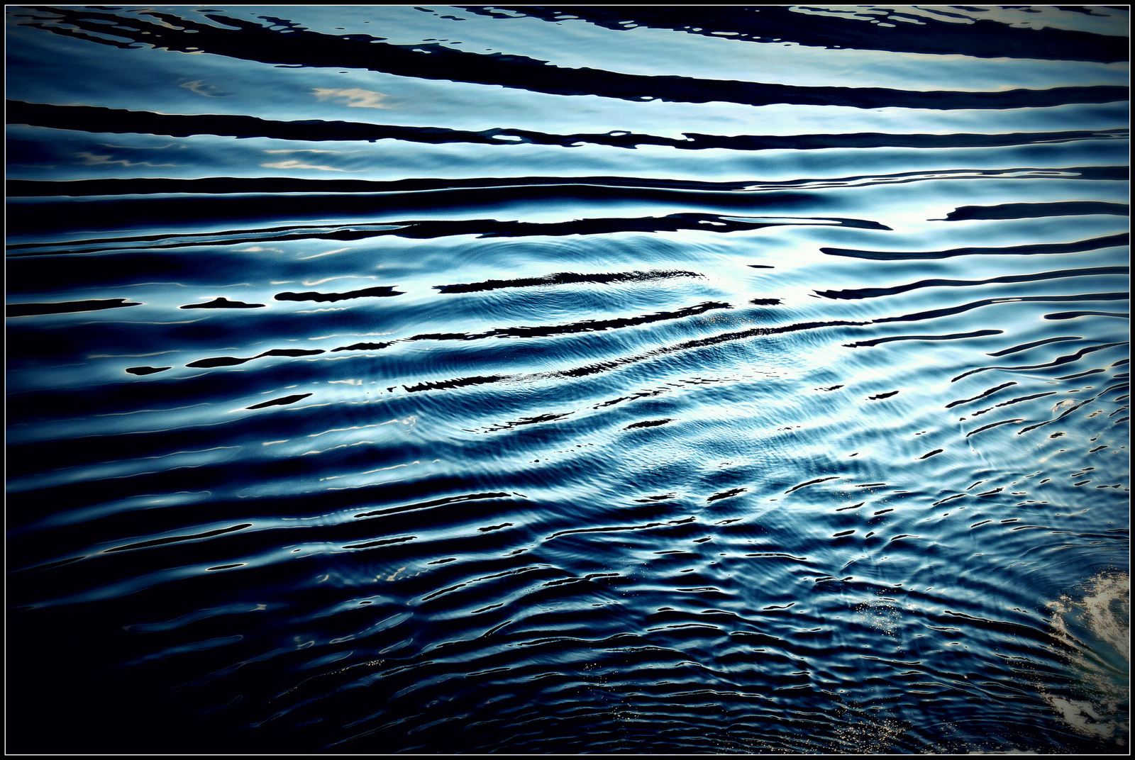 ~~ Blue waves with reflections ~~