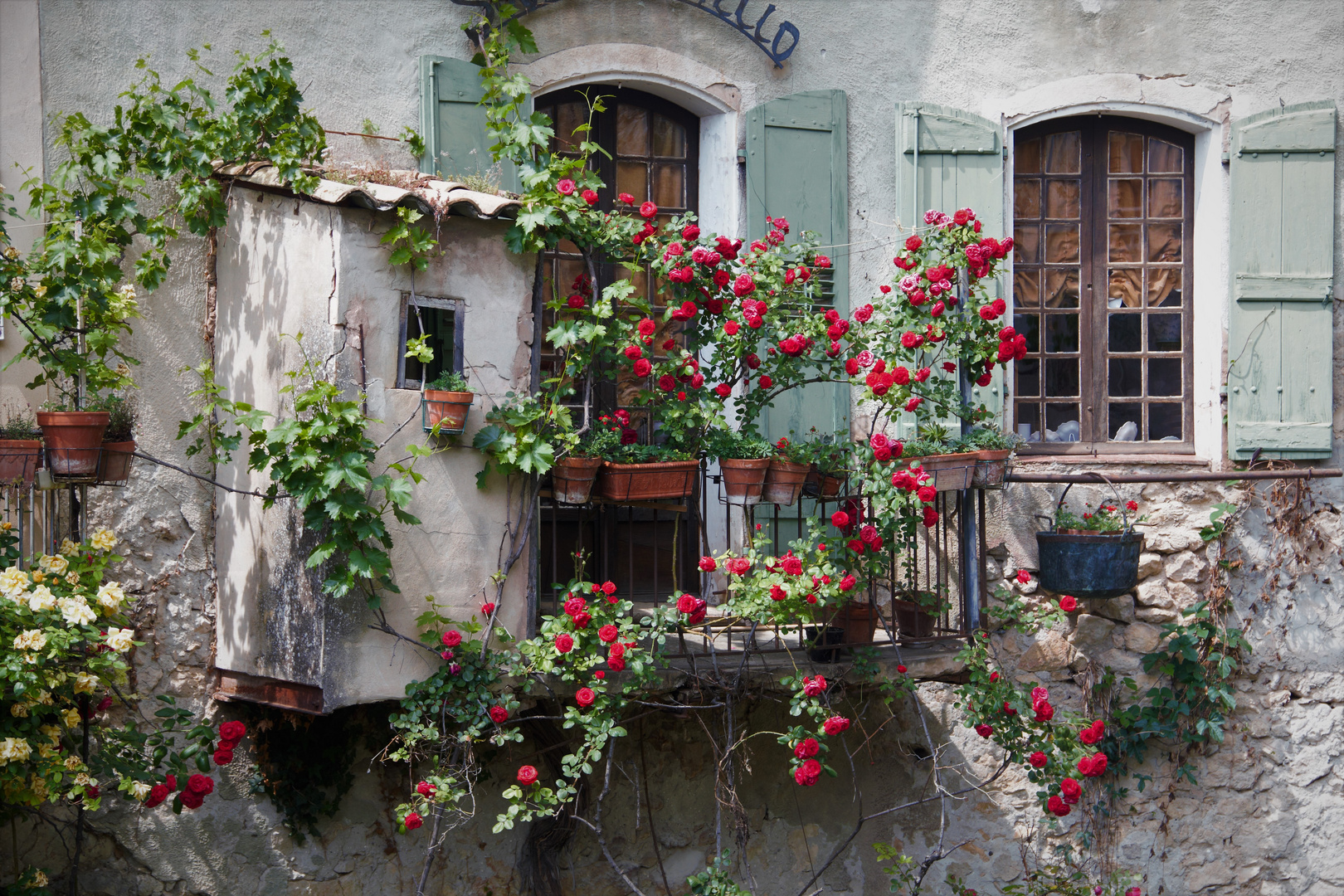 blühender Balkon in der Provence