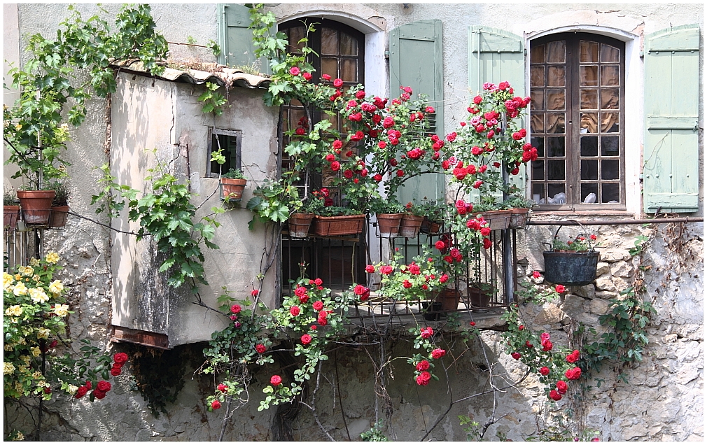 blühender Balkon in Moustiers-Ste-Marie