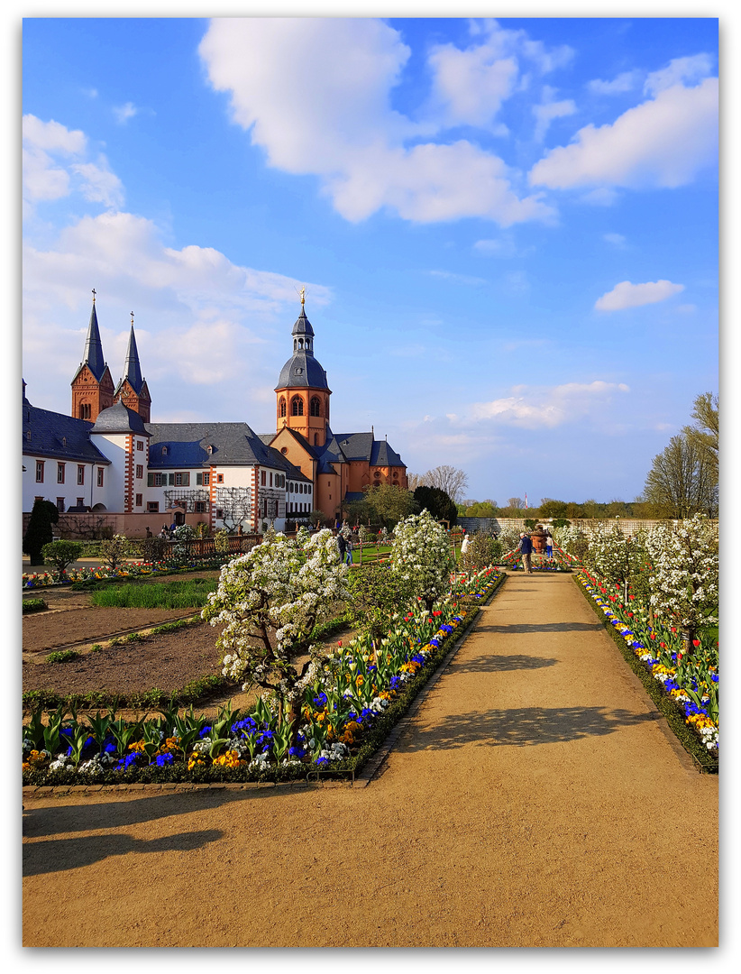 Blühender Klostergarten