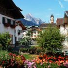 Blühendes Mittenwald: Blick zur Kirche St. Peter und Paul und zum Wetterstein