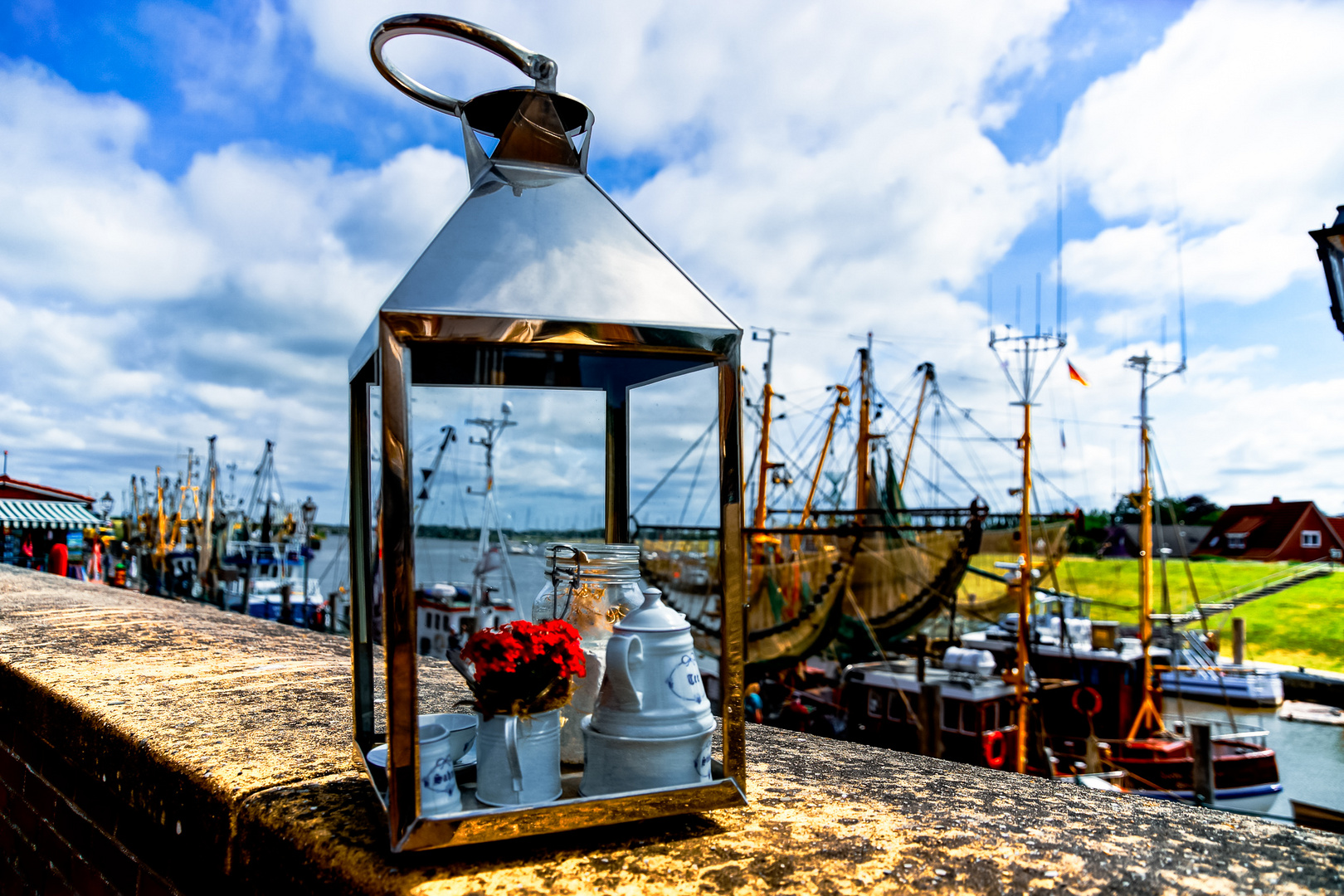 Blümchen, Tee, Spiegelung dazu der Blick auf den Hafen...