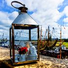 Blümchen, Tee, Spiegelung dazu der Blick auf den Hafen...