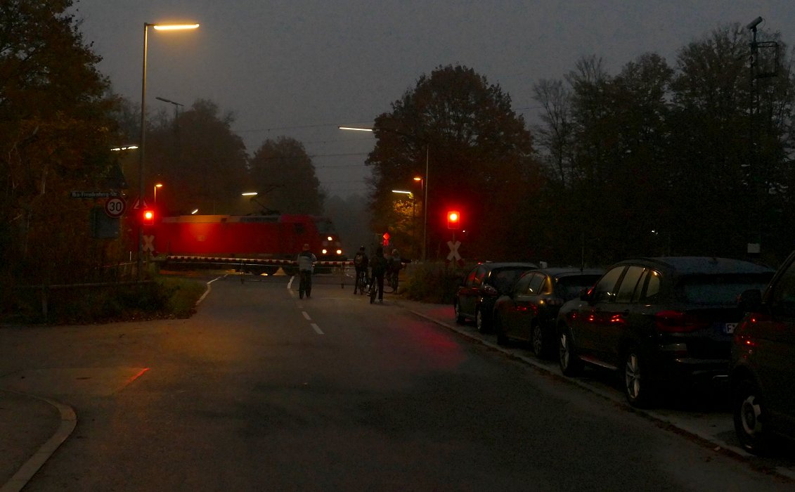 Blueskundig am Bahnübergang