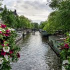 Blumen am Brückengeländer