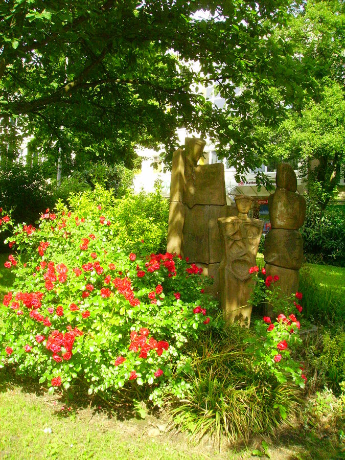 Blumen an Skulptur