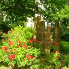 Blumen an Skulptur