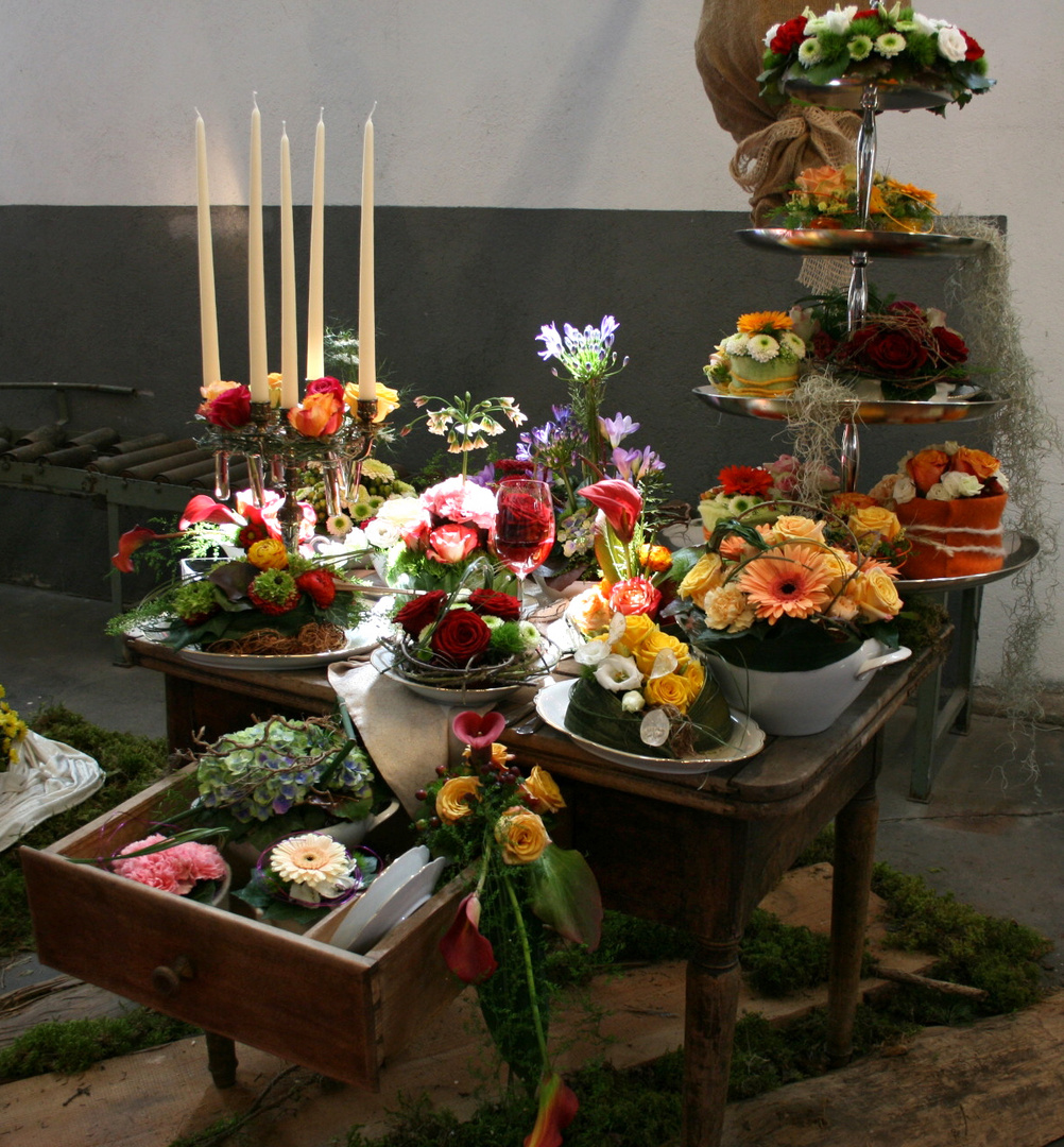 Blumen geschmückter alter Tisch