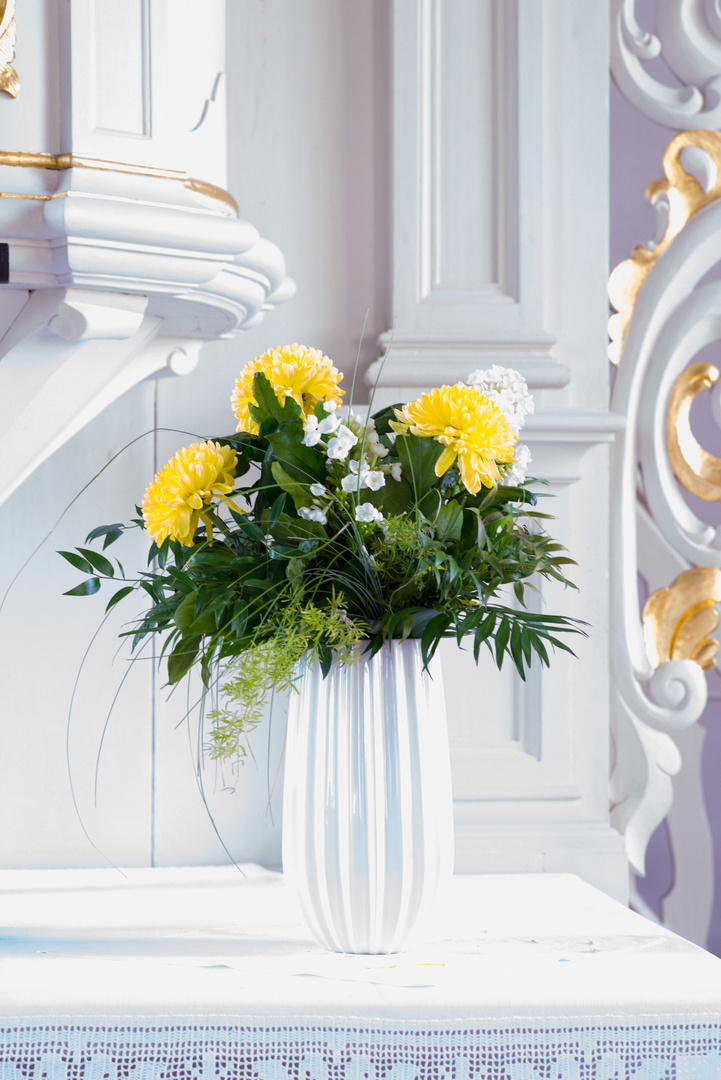 Blumen in einer Kirche