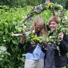 Blumen kränzen für den Maibaum