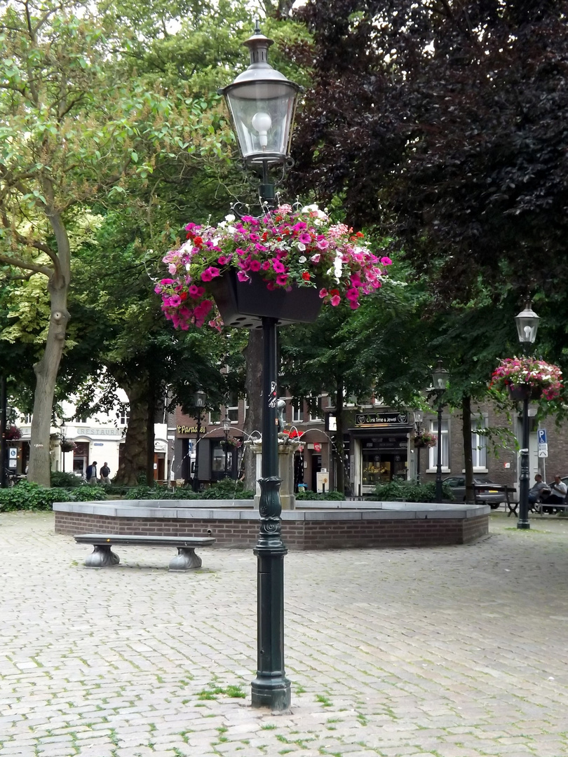 Blumen-Laterne vor Springbrunnen