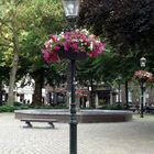 Blumen-Laterne vor Springbrunnen