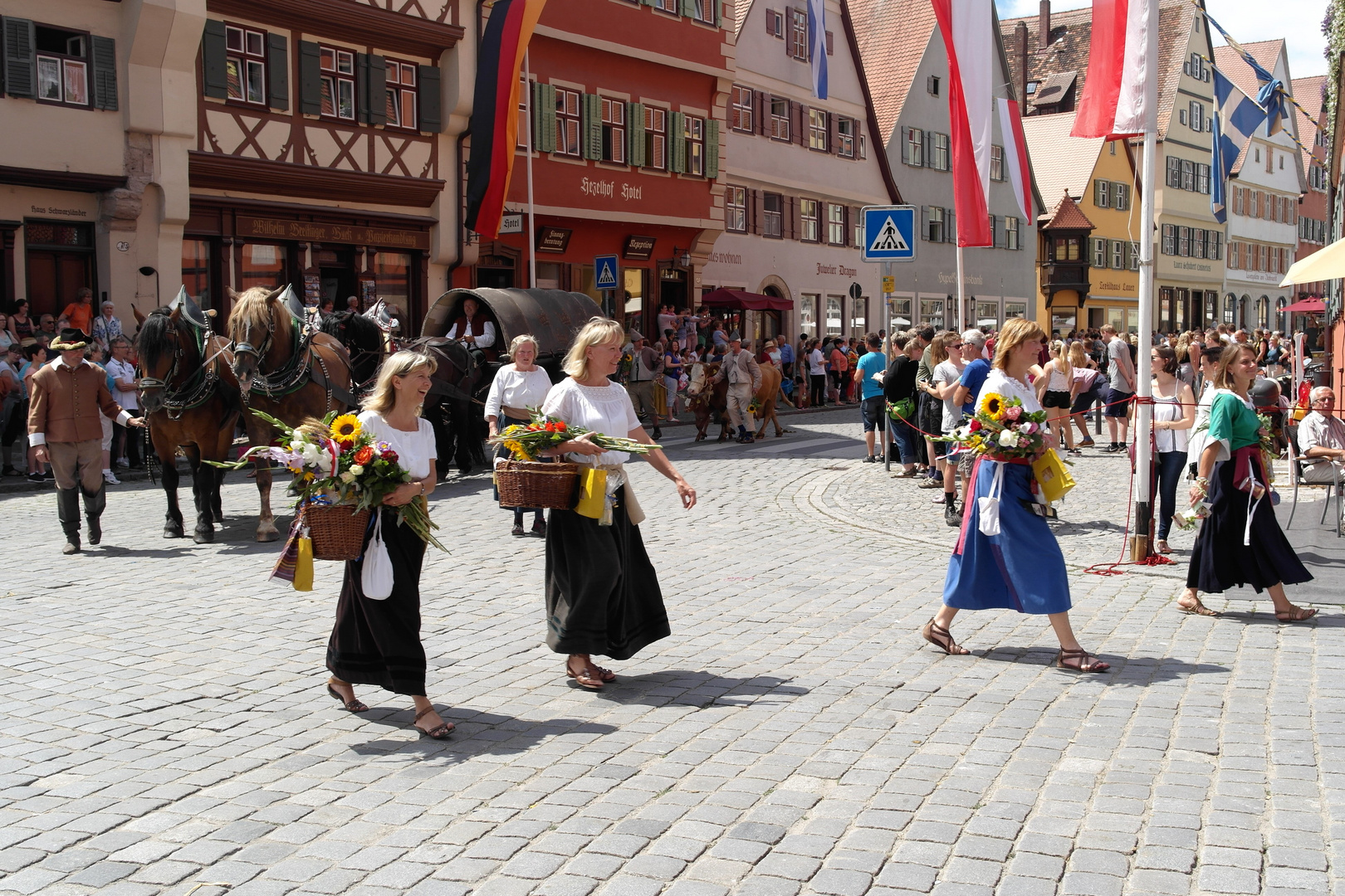 Blumen und fröhliches Lachen und ein Vierspänner