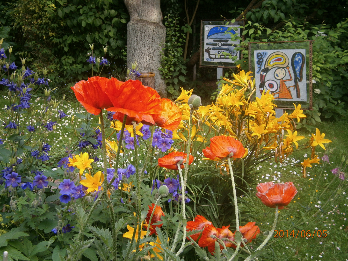 Blumen und Kunst im Hausgarten