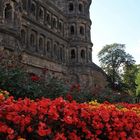 Blumen vor der Porta Nigra