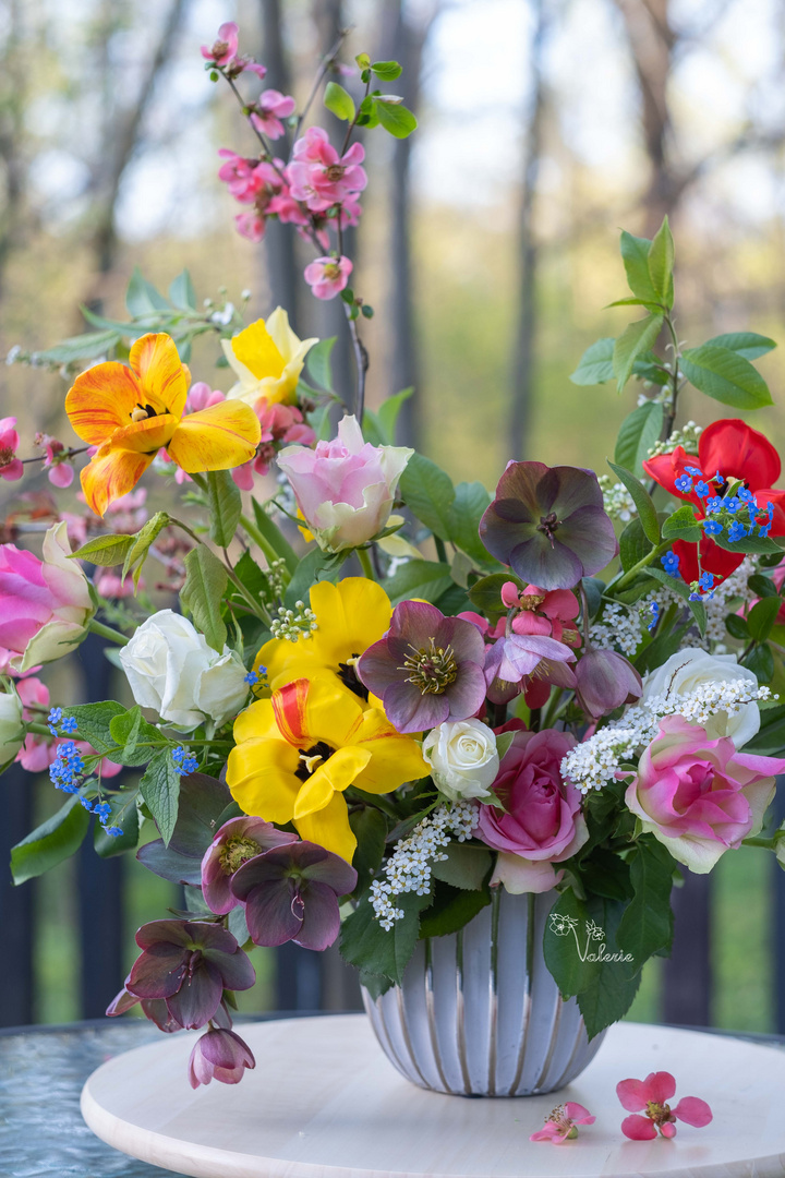 Blumenarrangement aus Frühlingsblumen