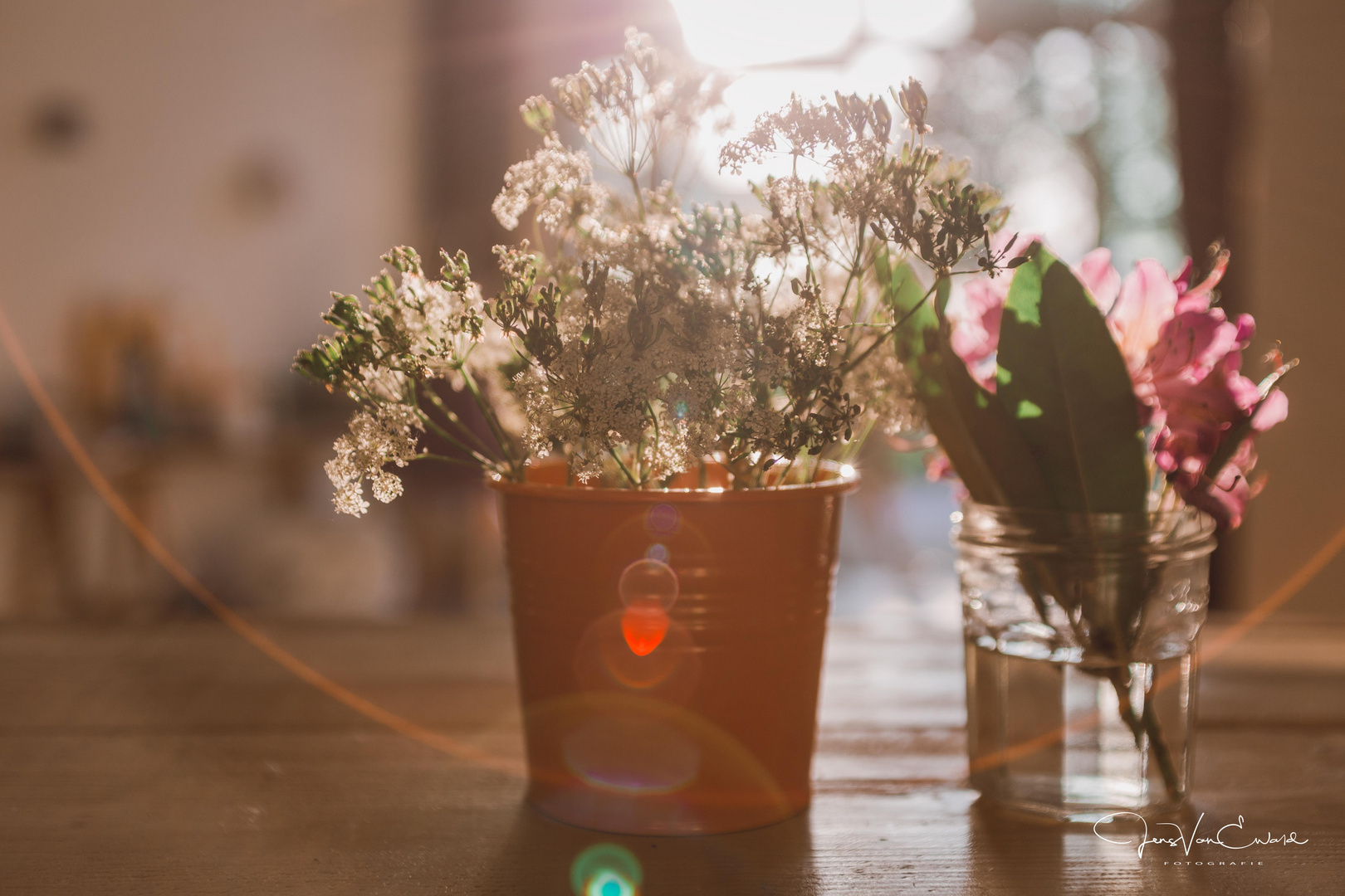 Blumenarrangement im Gegenlicht