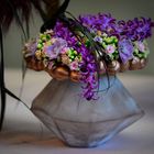 Blumenarrangement mit Steinvase