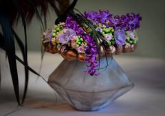 Blumenarrangement mit Steinvase