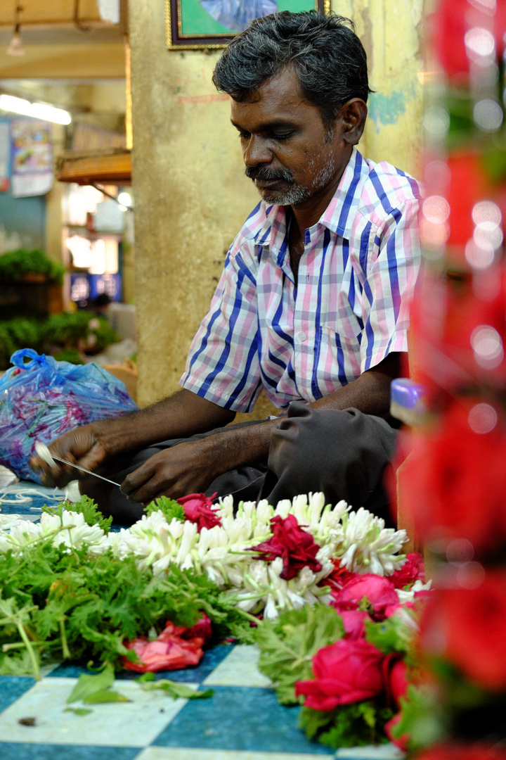 Blumenbinder in Indien
