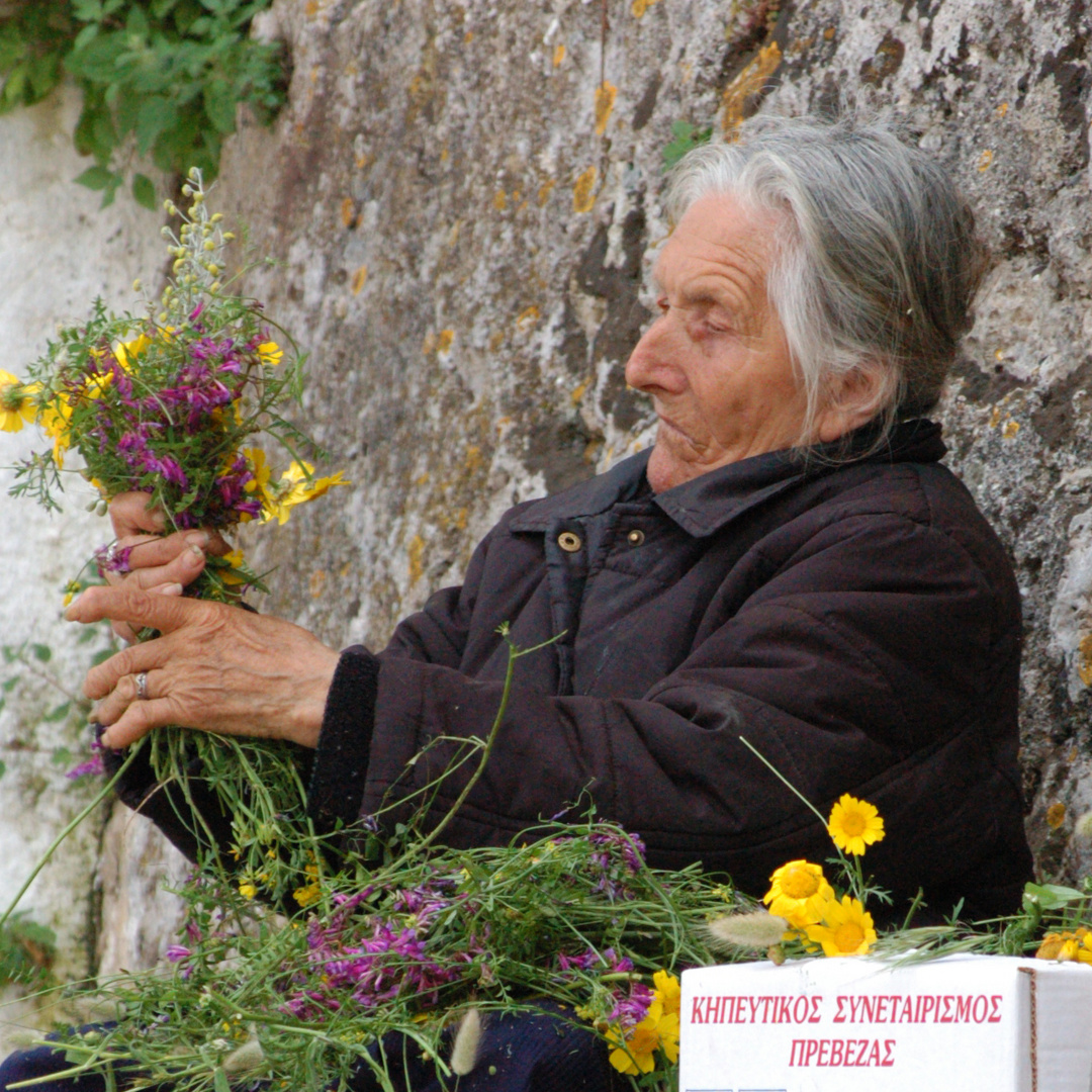 Blumenbinderin vor der Burg von Parga