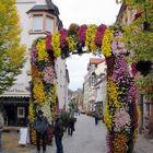 Blumenbogen in der Stadt