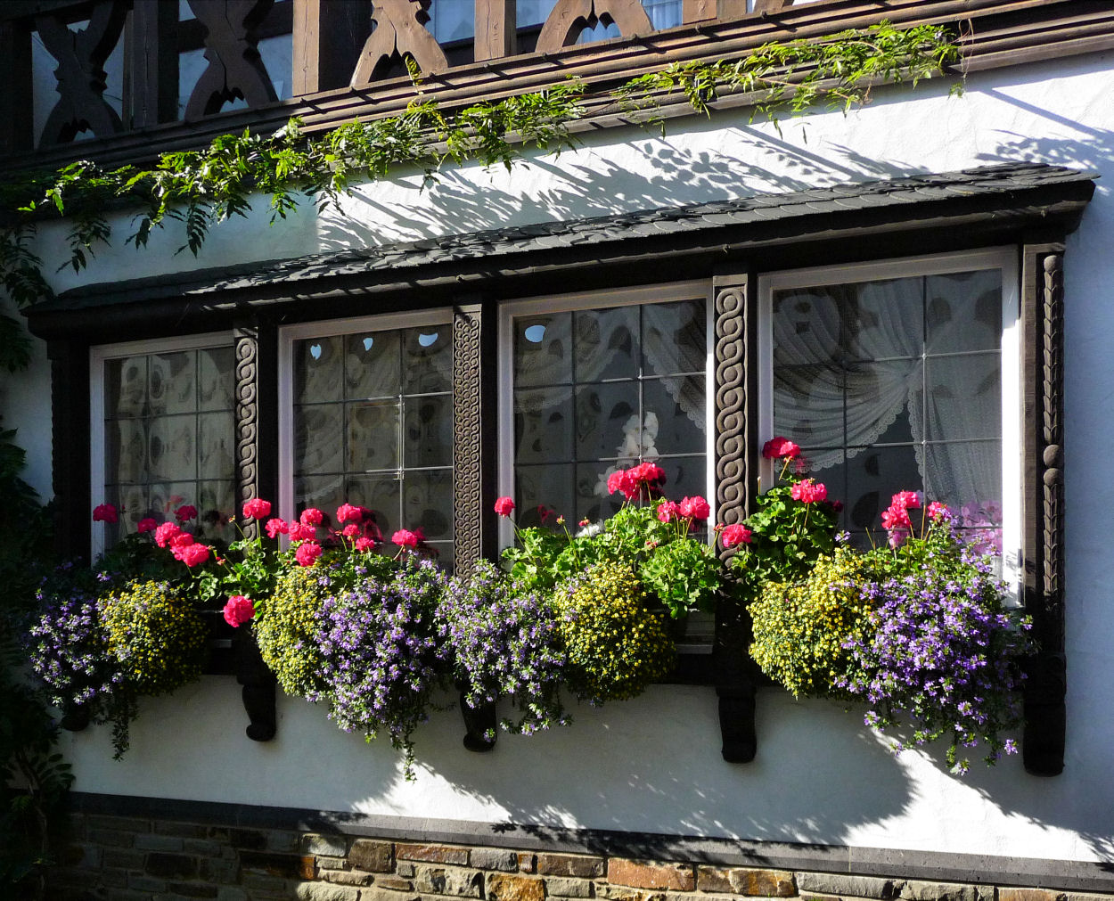 Blumenfenster eines Weinlokals