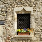 Blumenfenster in einer Gasse in Perouges