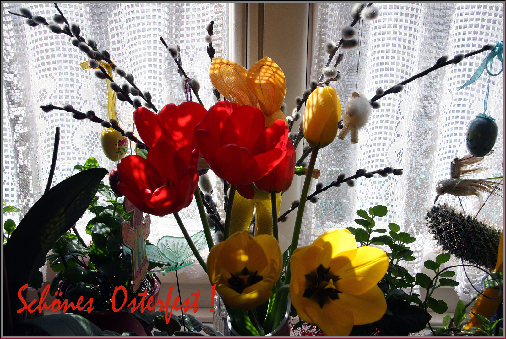 < Blumenfenster und Osterschmuck >