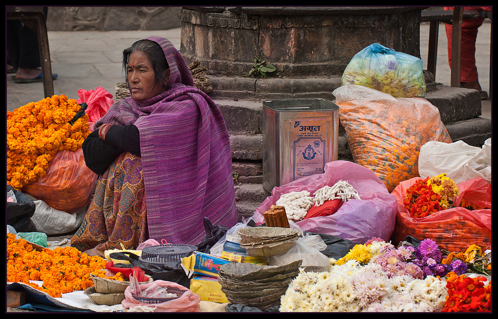 Blumenfrau am Swayambunath Tempel