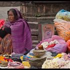 Blumenfrau am Swayambunath Tempel