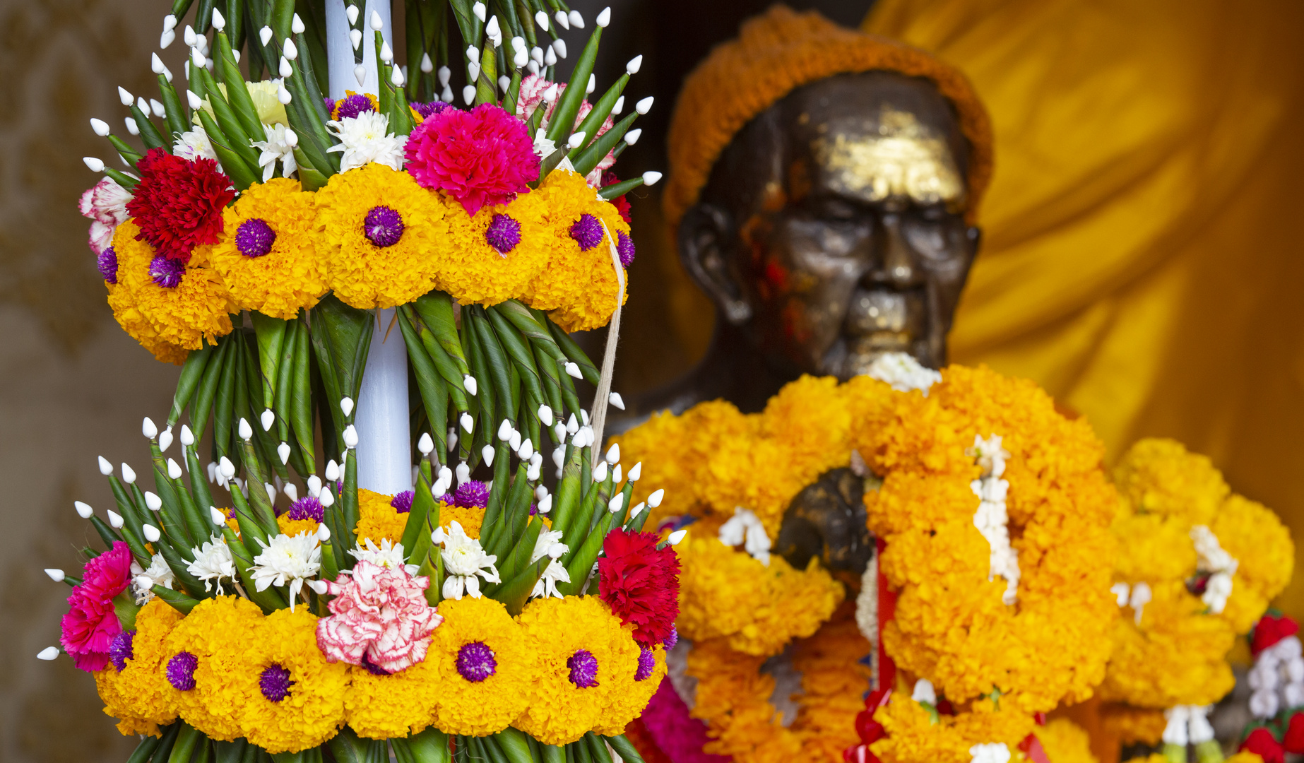 Blumengebinde im Wat Traimit