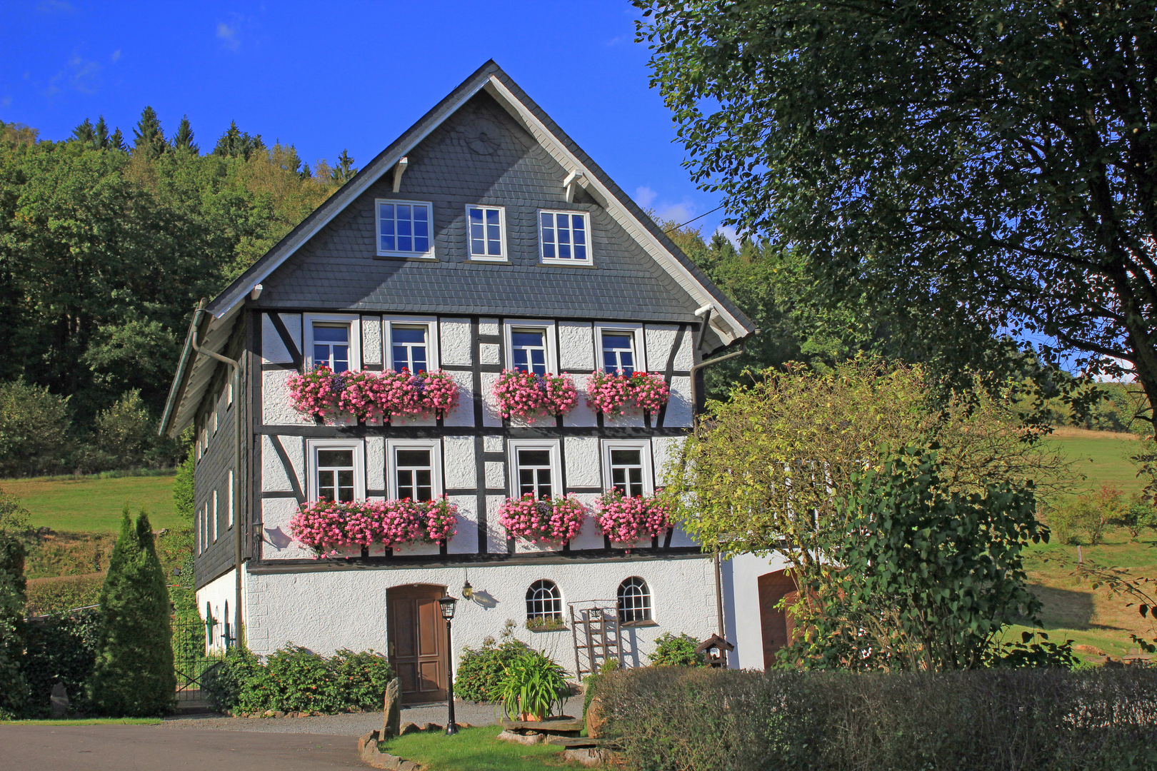 Blumengeschmücktes Fachwerkhaus im Sauerland 1