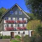 Blumengeschmücktes Fachwerkhaus im Sauerland 1