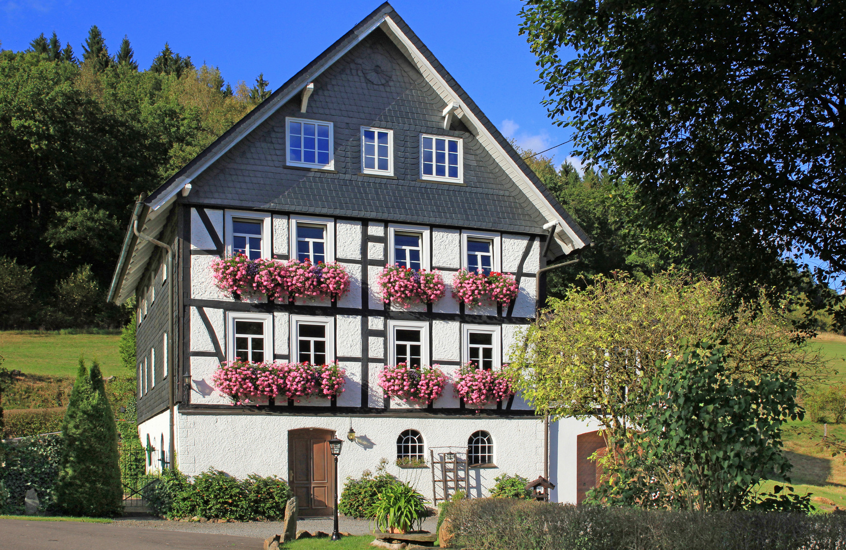 Blumengeschmücktes Fachwerkhaus im Sauerland 1 (reloaded 2)