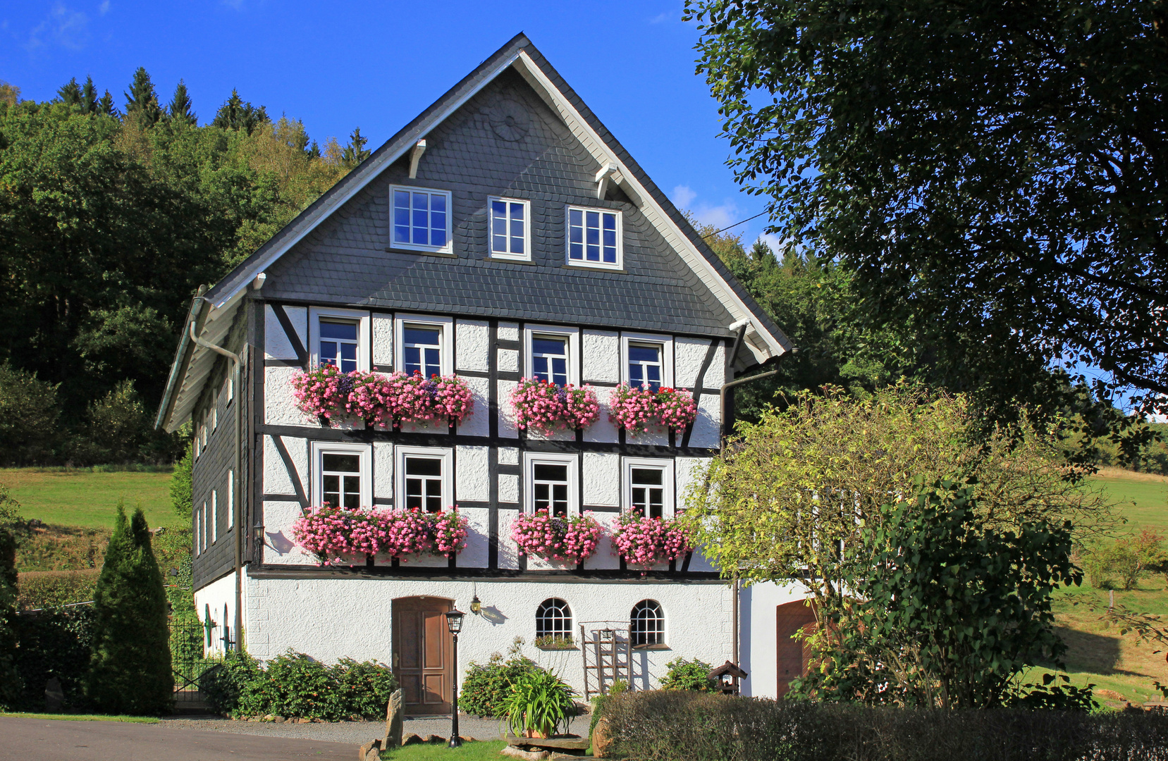 Blumengeschmücktes Fachwerkhaus im Sauerland 1 (reloaded) 