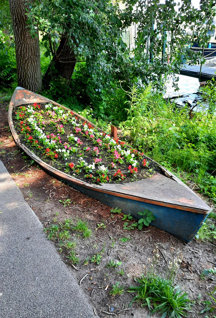 Blumenkahnfahrt an Land