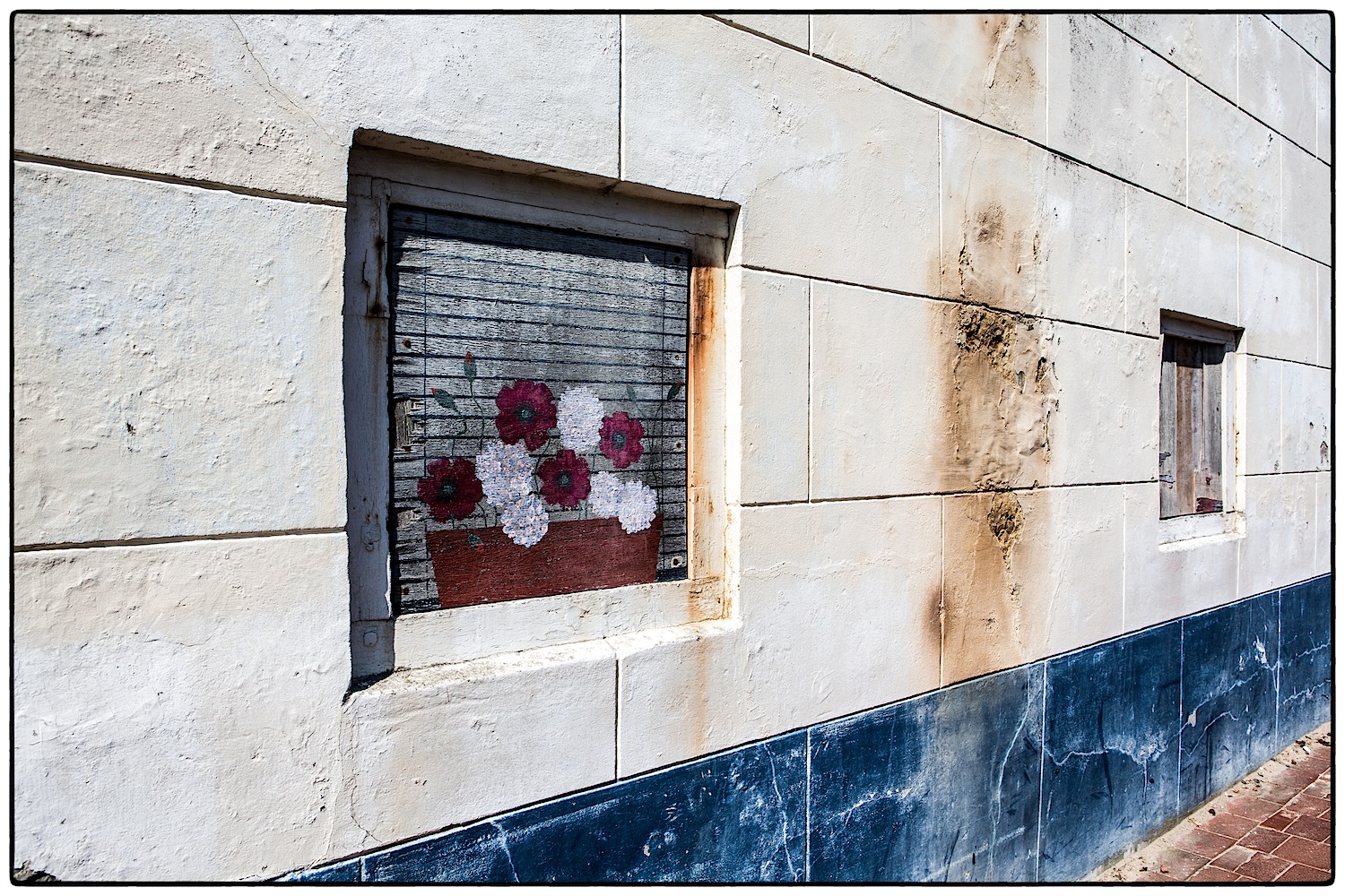 Blumenkasten im Fenster