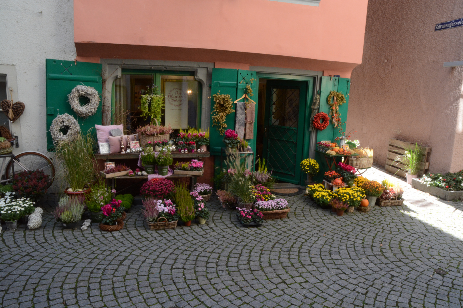 Blumenladen mit herbstlichem Dekor