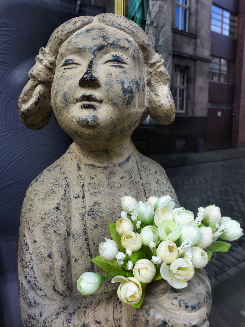 Blumenmädchen im Schaufenster