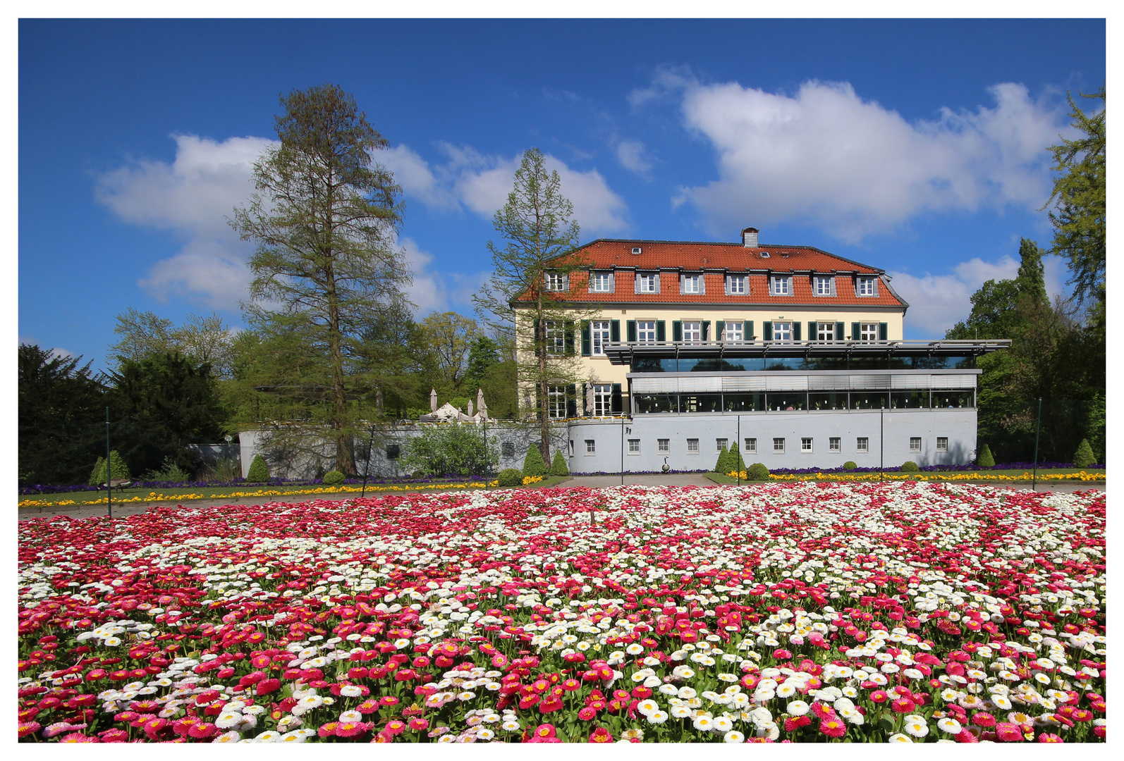 Blumenmeer am Schloss Berge