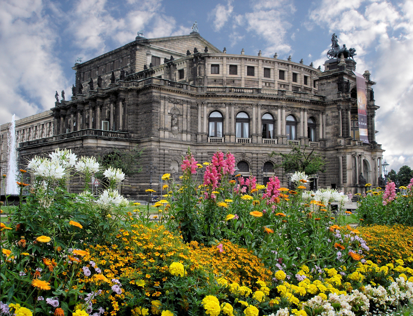 Blumenmeer vor der Semperoper