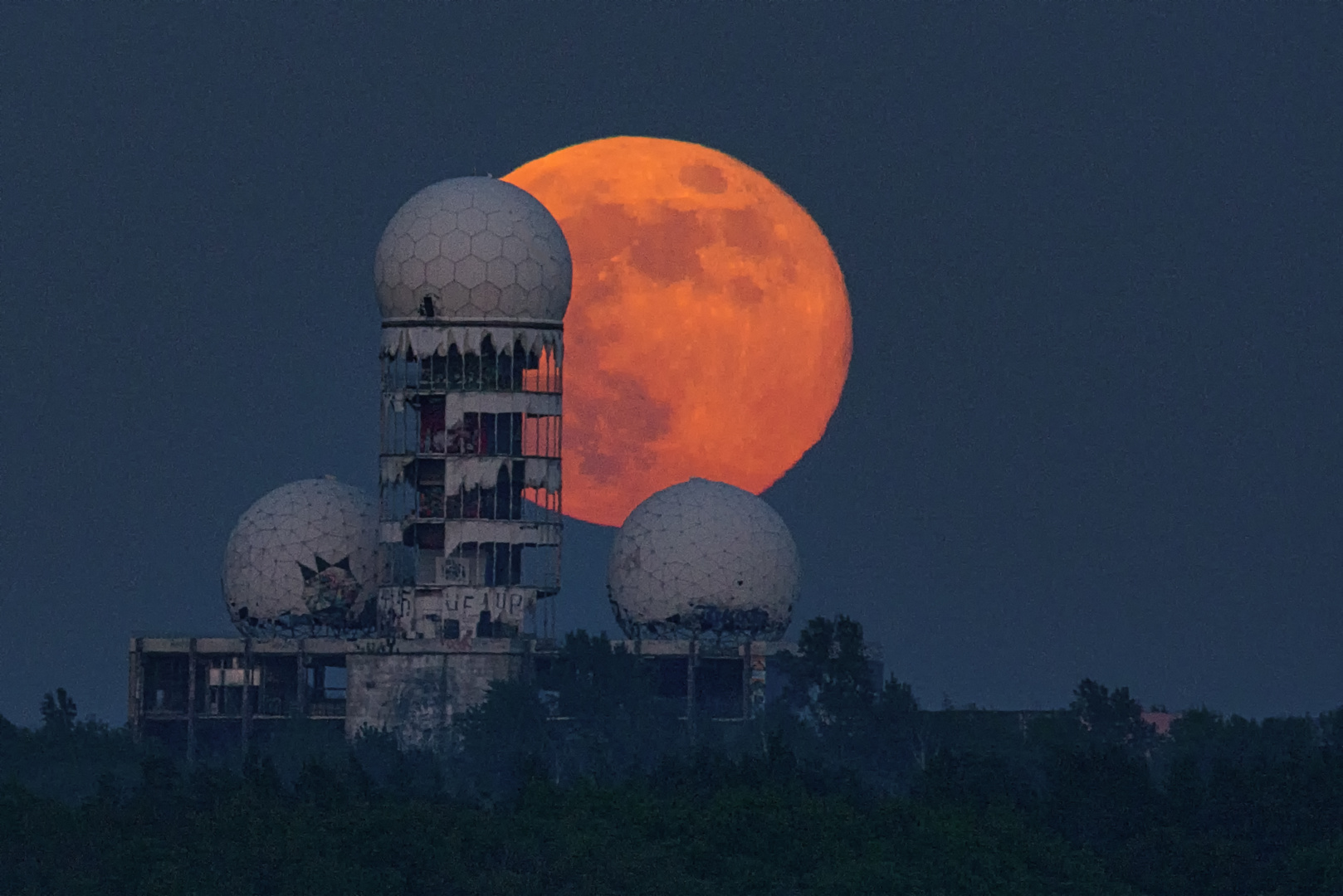 Blumenmond über dem Teufelsberg am 7.5.2020