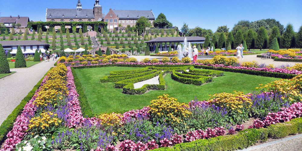 Blumenpracht am Kloster