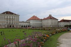 Blumenpracht vorm Nymphenburger Schloss.