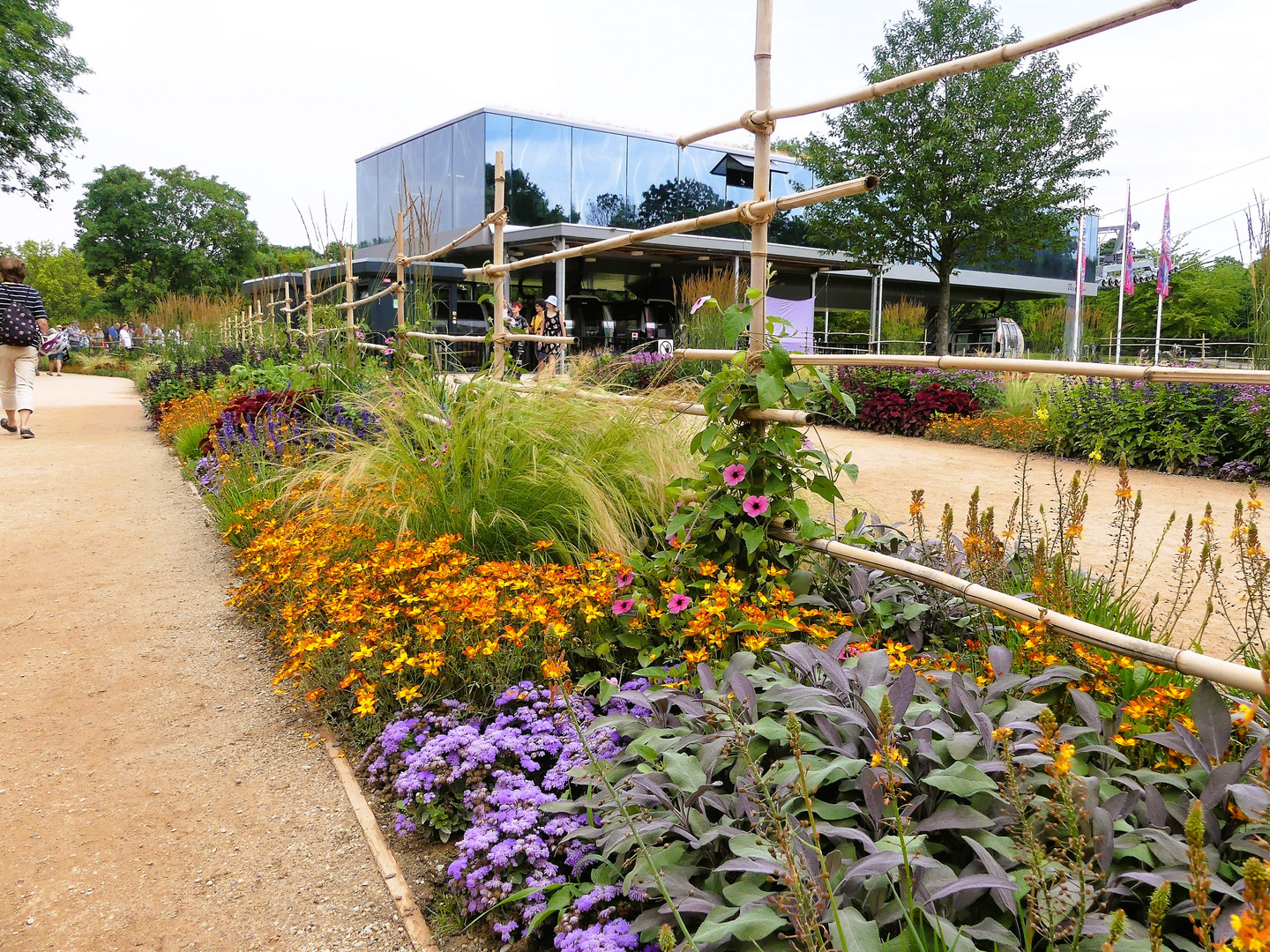 Blumenrabatten mit Durchblick zur Gondelstation